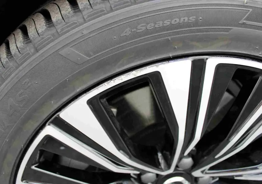 Gros plan sur la jante alliage bicolore du Volvo S60 gris métal hybride rechargeable 2024.