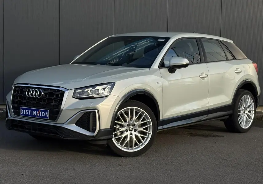 Audi Q2 35 TDI S-Line argent rosé, vue 3/4 avant droit, avec jantes alliage et calandre noire distinctive.