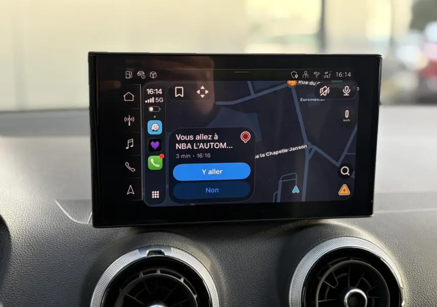 Écran tactile central de navigation MMI avec interface Android Auto dans l'Audi Q2 35 TDI S-Line 2025.