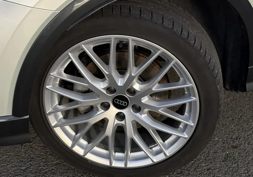 Gros plan sur la jante argentée à rayons multiples de l'Audi Q2 35 TDI S-Line couleur Argent Rosé.