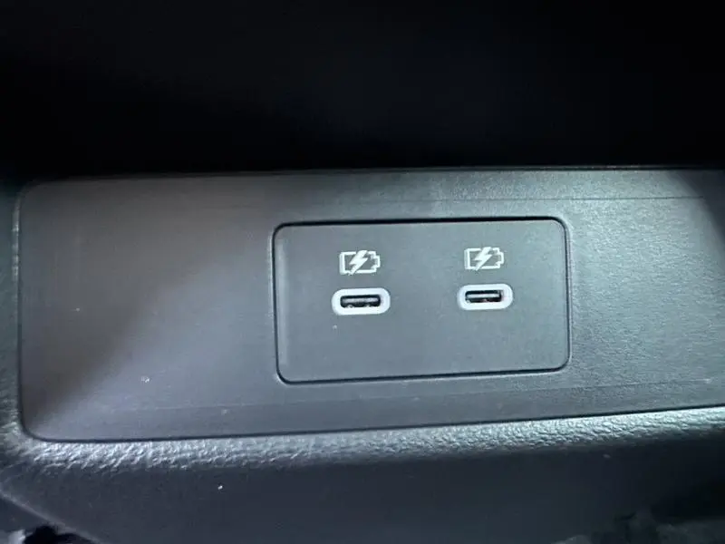 Gros plan sur deux ports USB-C de recharge rapide dans l'habitacle du Nissan Qashqai Hybrid e-POWER 2025.
