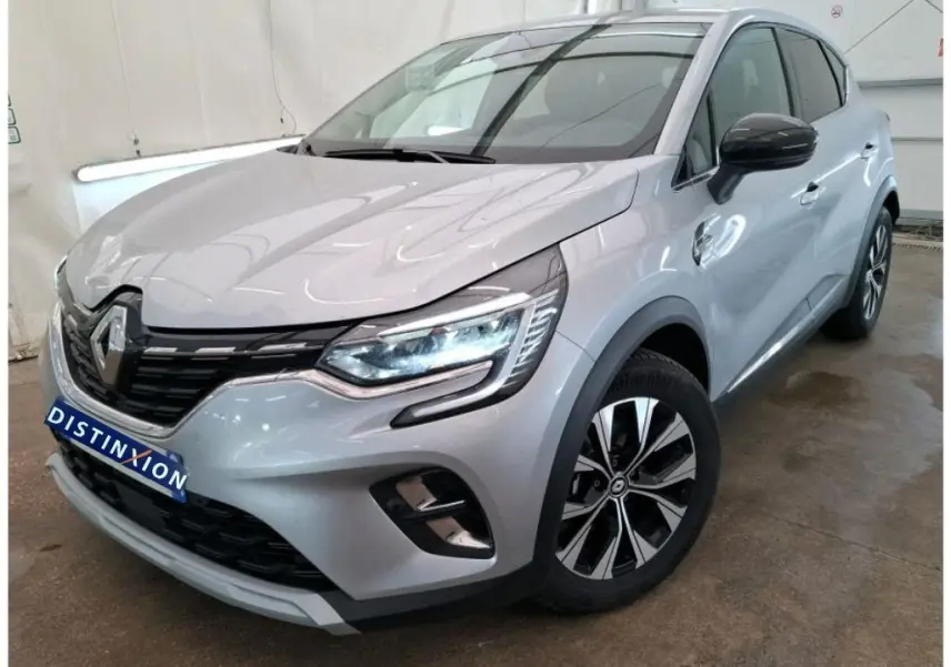 Renault Captur II Techno gris Highland en vue 3/4 avant droit, avec jantes alliage bicolores et rétroviseurs noirs.