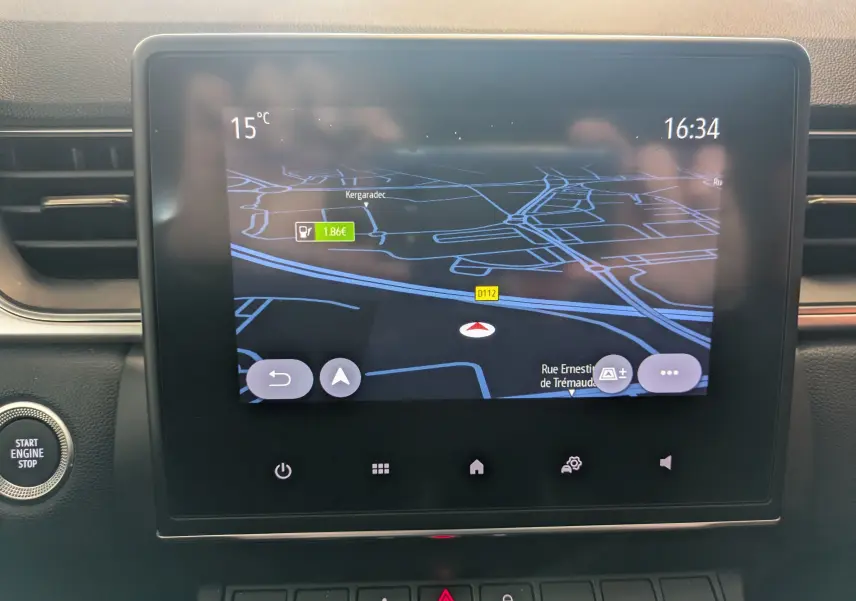 Écran tactile central du système de navigation Easy Link dans un Renault Captur II gris Highland, vue de face.