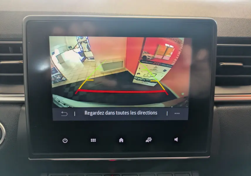 Écran tactile central montrant la caméra de recul du Renault Captur gris Highland, vue intérieure frontale.
