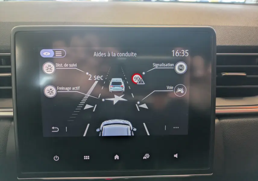 Écran tactile 7 pouces du Renault Captur gris Highland montrant les aides à la conduite avec distance de suivi et reconnaissance panneaux.