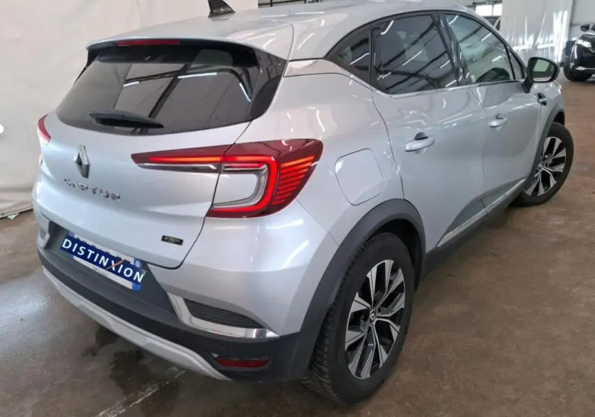 Renault Captur II Techno gris Highland vu de profil côté gauche en intérieur avec jantes alliage bicolores.