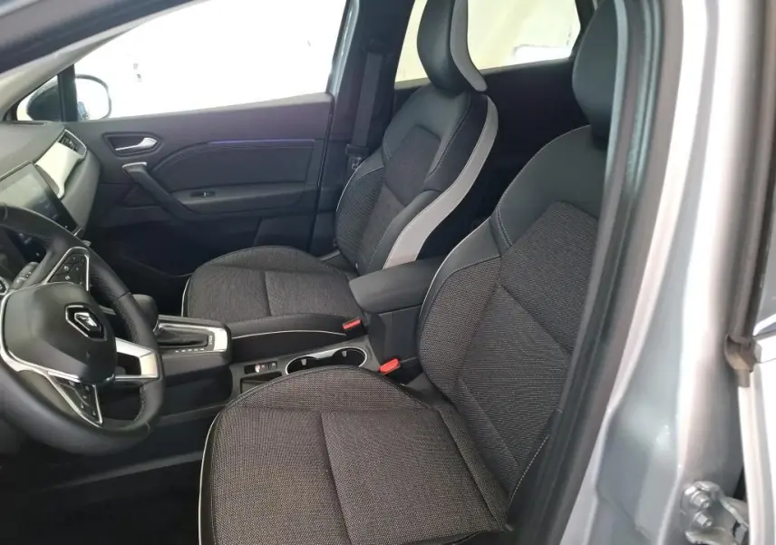 Gros plan sur la jante alliage 17 pouces bicolore du Renault Captur II Techno gris Highland, avec logo central Renault.