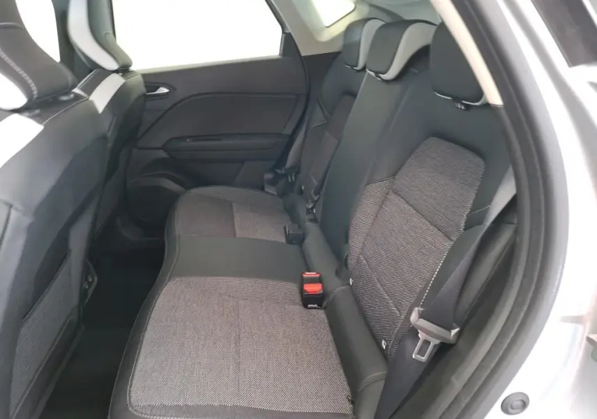 Vue rapprochée de la roue de secours noire dans le coffre du Renault Captur II Techno gris Highland 2023.