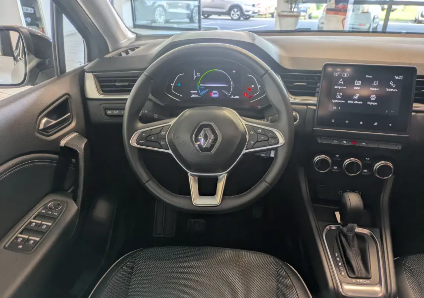 Vue intérieure centrée sur le volant et tableau de bord du Renault Captur II Techno avec écran tactile et levier BVA.