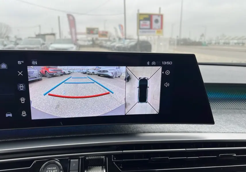 Affichage caméra de recul et vue 360° sur écran intérieur d’un Peugeot 5008 hybride gris artense toit noir.