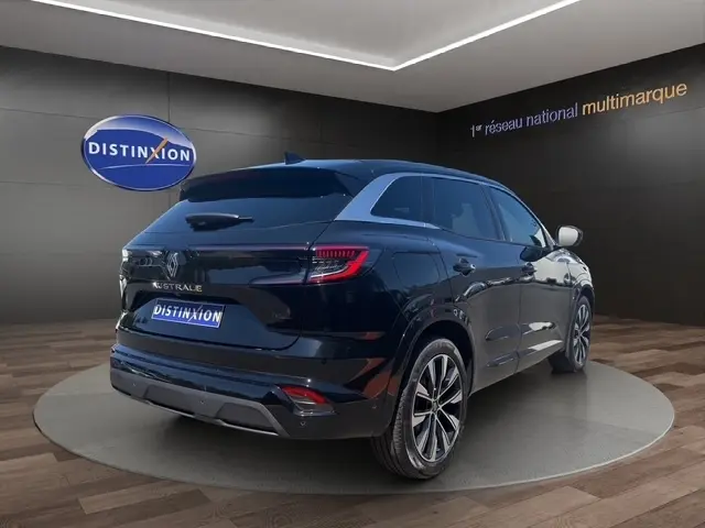 Renault Austral Techno noir en 3/4 avant droit, avec calandre à motifs lumineux et jantes alliage distinctives.