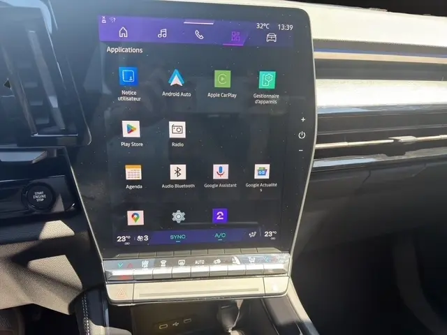 Vue latérale droite du Renault Austral noir 2025, mettant en valeur ses jantes alliage et sa silhouette élégante.