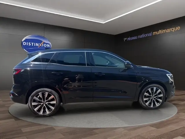 Vue rapprochée de la roue de secours noire dans le coffre du Renault Austral 2025 noir, version hybride E-Tech.