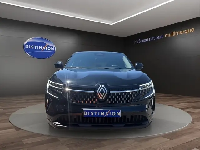 Vue intérieure côté gauche des sièges arrière en tissu gris et cuir noir du Renault Austral Techno Full Hybrid 2025.