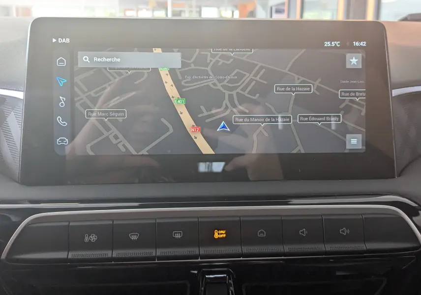 Écran tactile central du MG3 1.5L Hybrid+ 2026 affichant la navigation avec carte des rues environnantes.