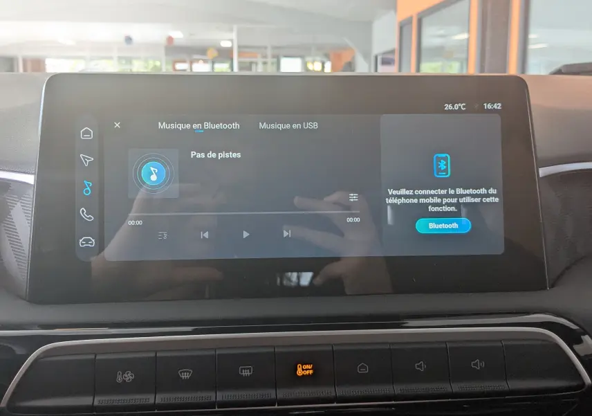 Écran tactile central du MG3 1.5L Hybrid+ 195ch Luxury affichant la connexion Bluetooth et les commandes multimédia.