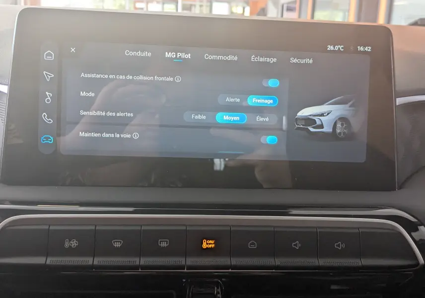 Écran tactile intérieur du MG3 2026 montrant les réglages MG Pilot avec illustration du véhicule blanc en vue de profil avant droit.
