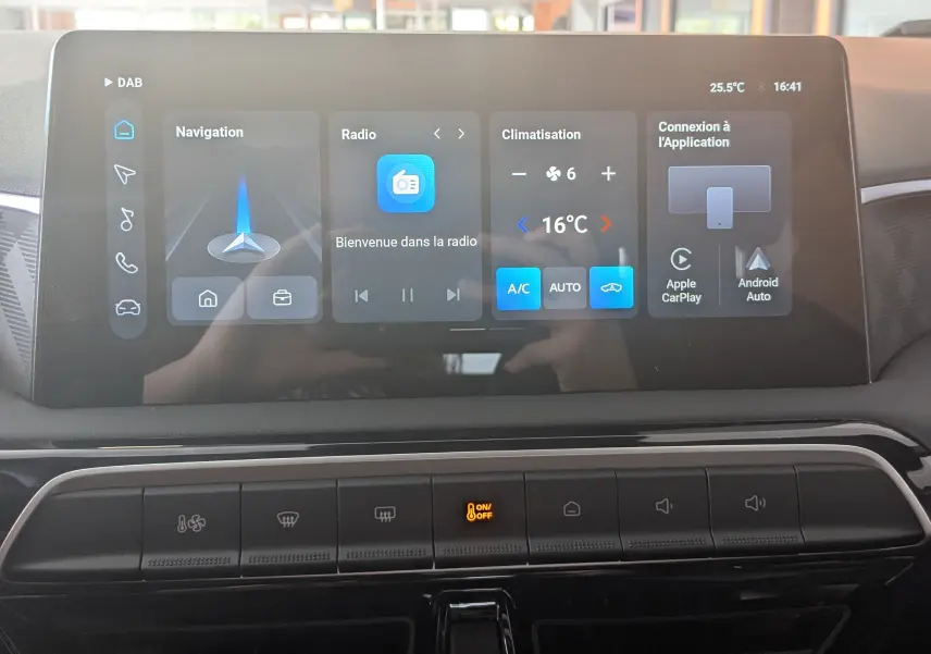 Écran tactile central du MG3 2026 en gros plan, affichant navigation, radio et climatisation à 16°C.