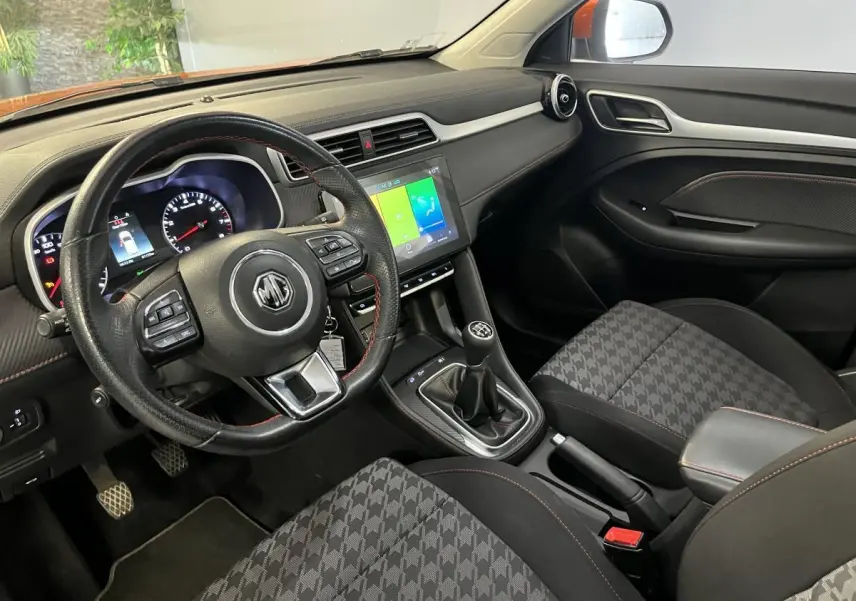 Intérieur avant du MG ZS 1.5L VTi Tech 2022, volant cuir multifonction et écran tactile central visible.