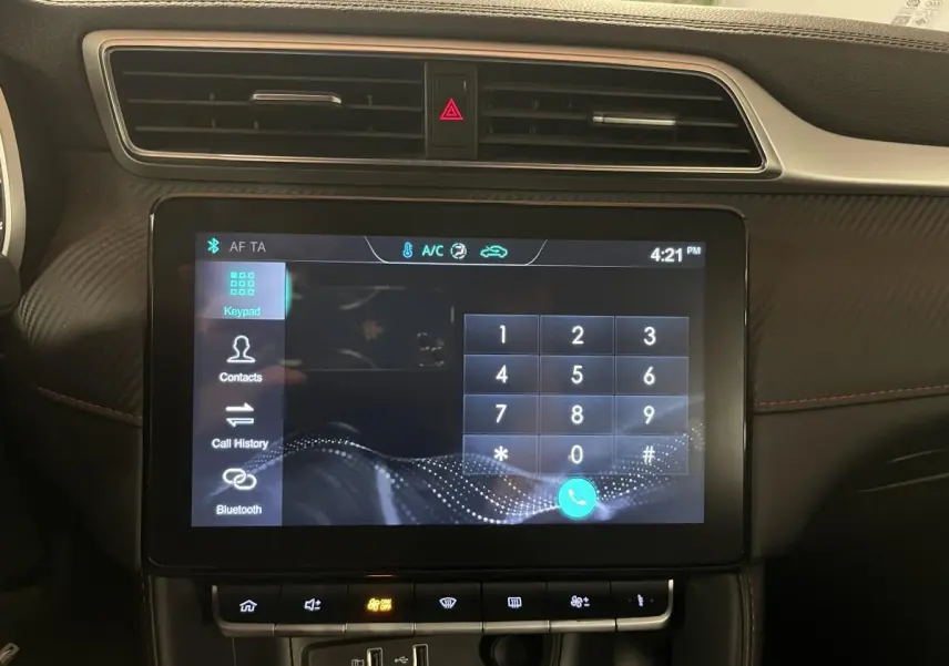 Écran tactile central du tableau de bord du MG ZS 2022 avec interface Bluetooth et commandes climatisation visibles.