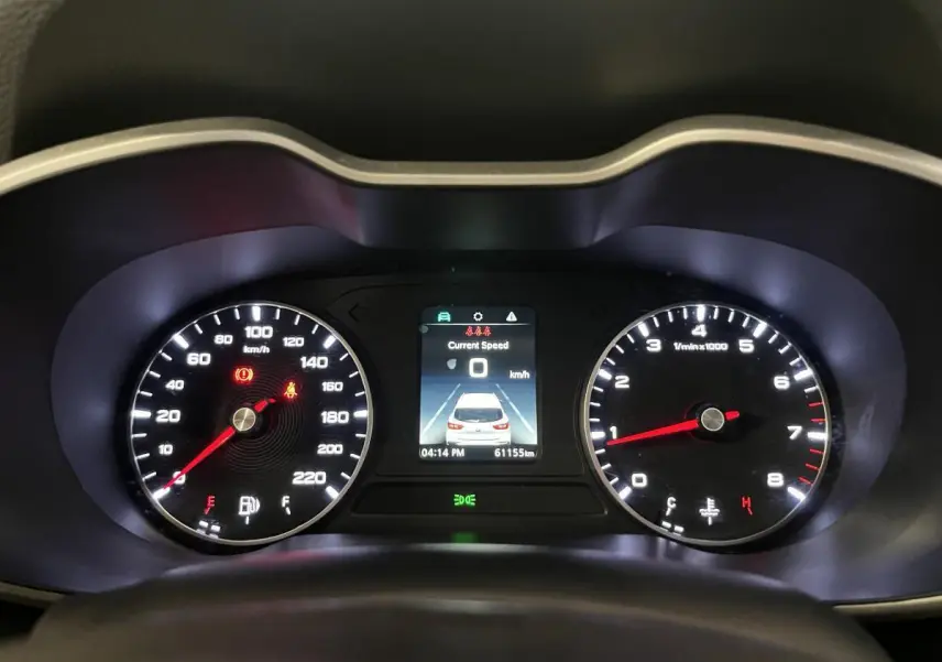 Tableau de bord du MG ZS 2022 avec compteurs analogiques et écran central affichant la vitesse à 0 km/h.