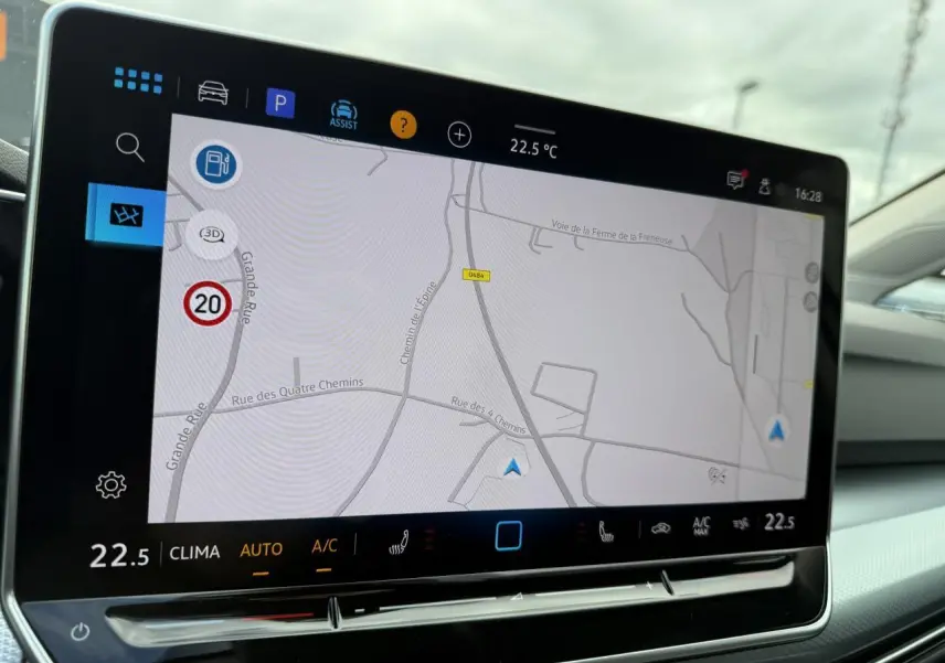 Écran tactile du système de navigation de la Volkswagen Golf VIII bleu Anémone, vue intérieure côté droit.