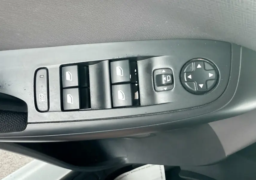 Panneau de commandes des vitres et rétroviseurs côté conducteur du Citroën C4 Picasso blanc 2014.