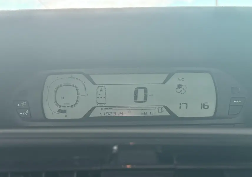 Tableau de bord numérique de Citroën C4 Picasso blanc 2014 montrant la vitesse à 0 km/h et l'indicateur de marche au point mort.