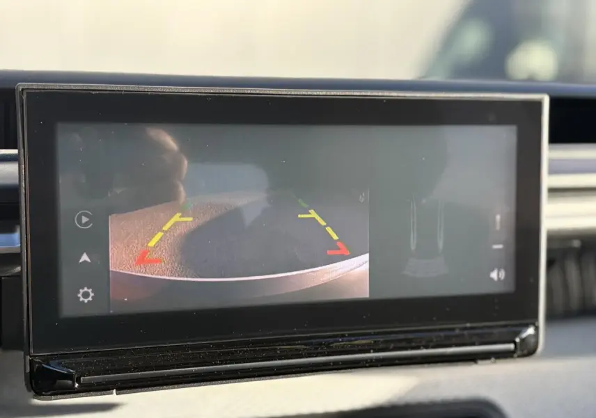 Écran tactile intérieur affichant la caméra de recul du Citroën C3 Aircross Hybrid 145, vue frontale.