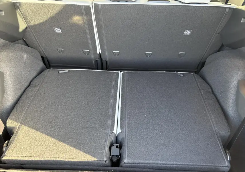 Vue du coffre arrière du Citroën C3 Aircross Hybrid 145 gris Mercury avec banquette arrière rabattue en configuration 7 places.