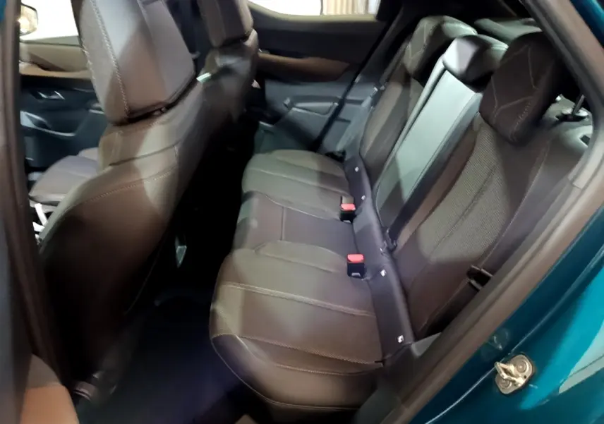 Vue côté gauche sur la banquette arrière en cuir noir du DS3 Crossback bleu, avec ceinture et appuie-têtes visibles.