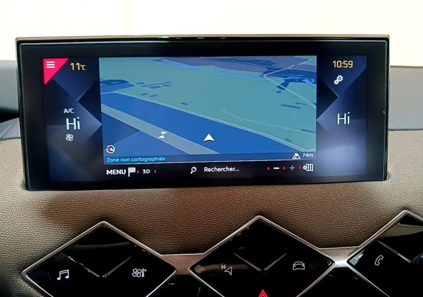 Écran tactile central du tableau de bord du DS3 Crossback bleu, affichant la navigation et la climatisation en mode Hi.