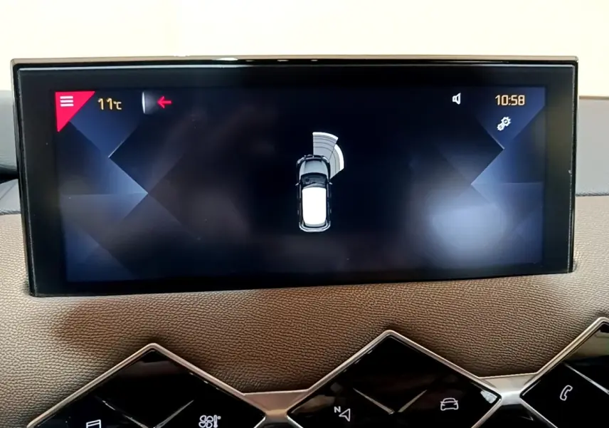 Écran tactile central affichant l'assistance au stationnement du DS3 Crossback Business bleu, vue intérieure frontale.