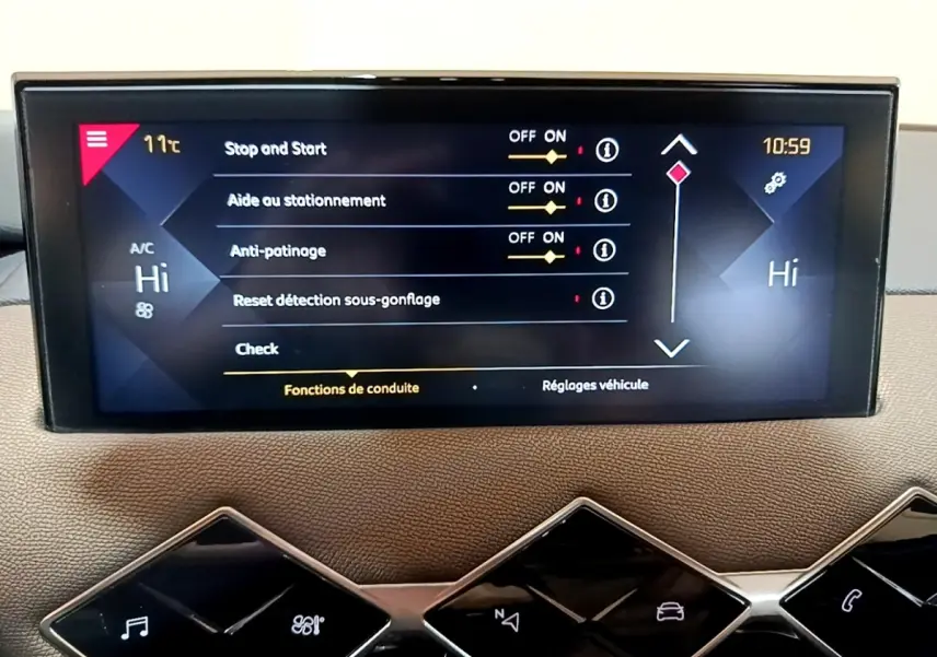 Écran tactile 10,3 pouces affichant les réglages de conduite sur tableau de bord marron du DS3 Crossback bleu.