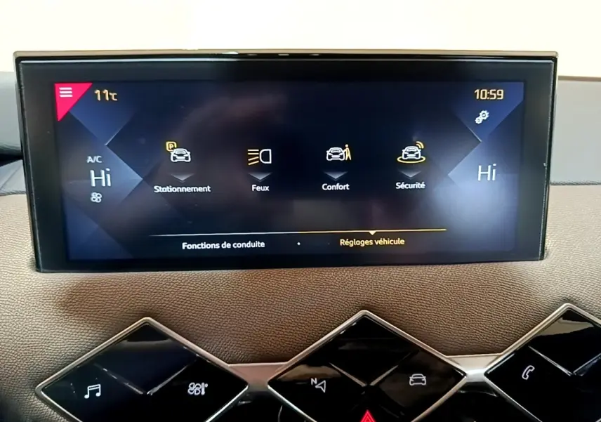 Écran tactile central du tableau de bord du DS3 Crossback bleu, affichant les réglages de conduite et sécurité.