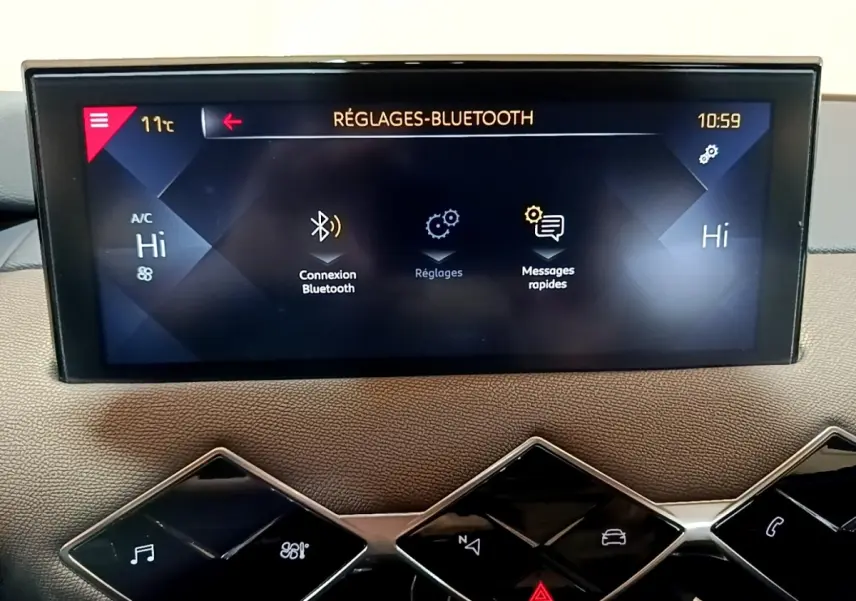 Écran tactile central du tableau de bord du DS3 Crossback 2020 affichant les réglages Bluetooth et climatisation.