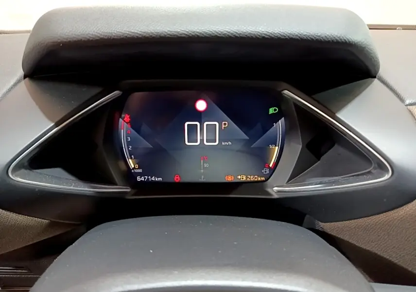 Tableau de bord numérique du DS3 Crossback 2020, affichage digital clair avec compte-tours et jauge carburant.