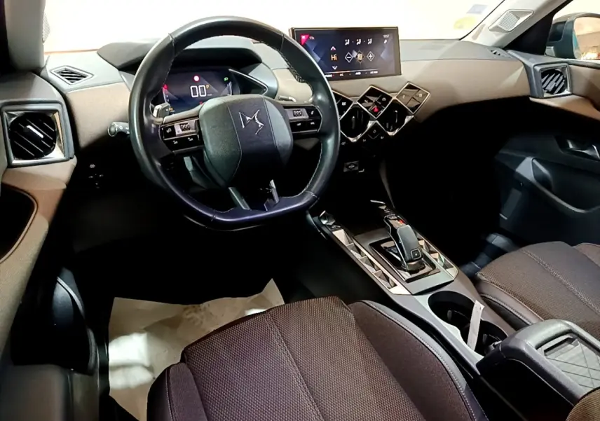 Intérieur du DS3 Crossback vu côté conducteur, volant cuir, écran tactile 10,3 pouces et console centrale moderne.