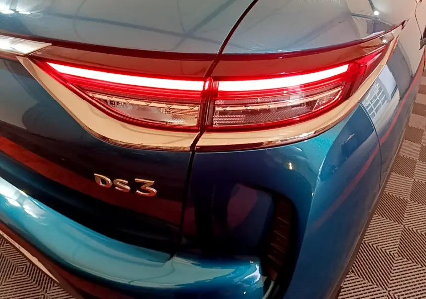 Gros plan sur le feu arrière droit rouge et la carrosserie bleu métallisé du DS3 Crossback 2020.