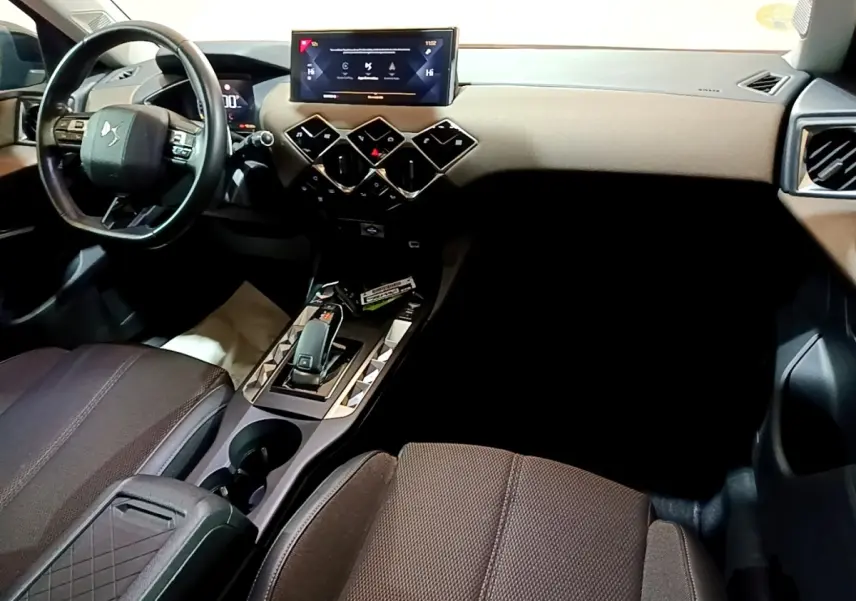 Intérieur DS3 Crossback vu côté conducteur, tableau de bord marron avec écran tactile 10,3 pouces et volant cuir multifonctions.