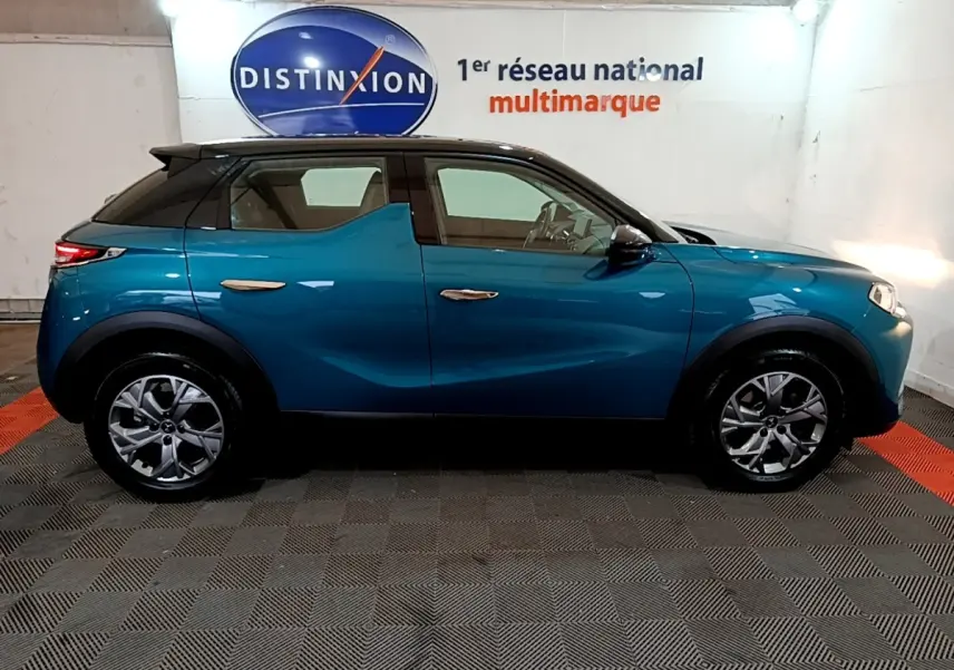 Profil latéral droit d'un DS3 Crossback bleu avec toit noir, jantes alliage et poignées de porte chromées.