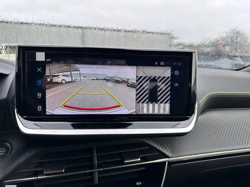 Écran central du Peugeot 2008 Hybrid 2025 montrant la caméra de recul avec vue arrière et angles morts, intérieur gris.