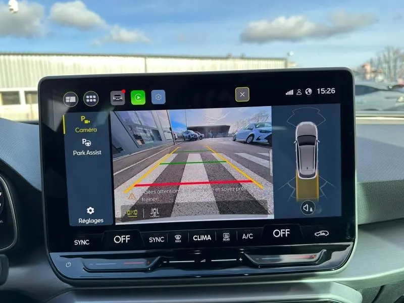 Affichage de la caméra de recul et assistance au stationnement sur l'écran central du SEAT LEON ST 1.5 eTSI Hybrid 2025.