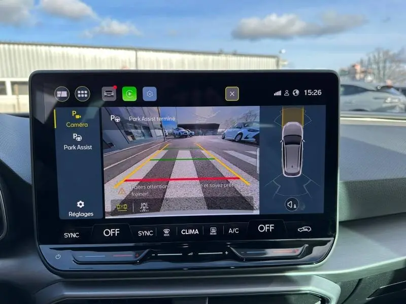 Vue intérieure sur l'écran tactile du système d'aide au stationnement de la SEAT LEON ST 1.5 eTSI Hybrid 2025 en Noir Minuit Métallisée.