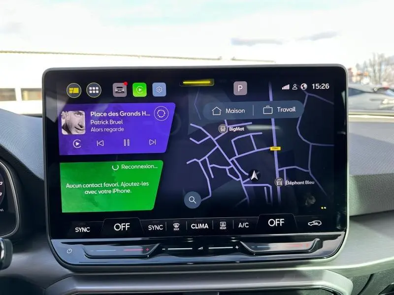 Écran tactile central du SEAT LEON ST 2025 affichant navigation et commandes climatisation dans l’habitacle.