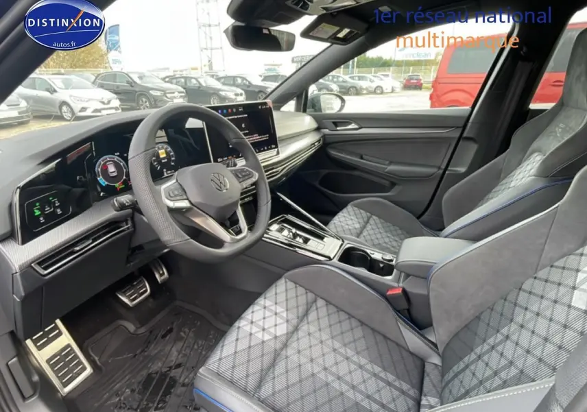 Vue intérieure côté conducteur de la Volkswagen Golf 1.5 eTSI R-Line 2026 avec sièges sport gris à motif tartan et volant cuir multifonction.