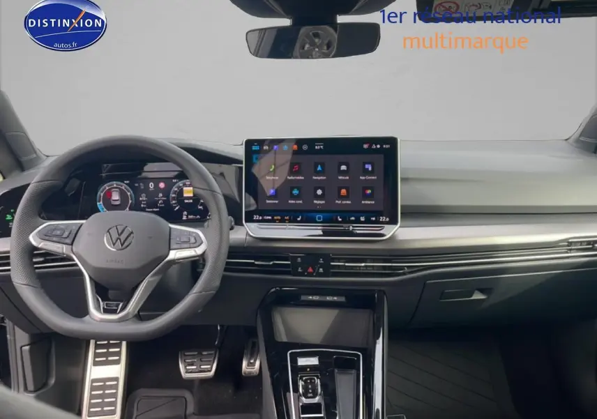 Vue intérieure avant de la Volkswagen Golf noire 2026, mettant en valeur le volant cuir multifonction et l'écran tactile central.