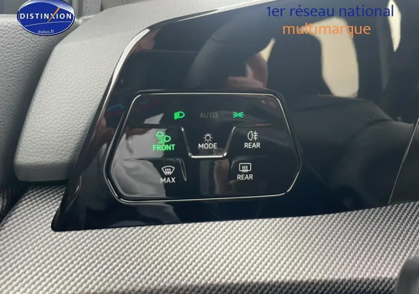 Détail du tableau de bord noir de la Volkswagen Golf 2026 montrant les commandes d'éclairage et de désembuage.