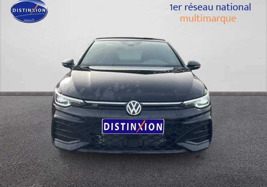 Vue frontale d'une Volkswagen Golf 1.5 etsi evo2 150 R-Line noire avec calandre et phares LED distinctifs.