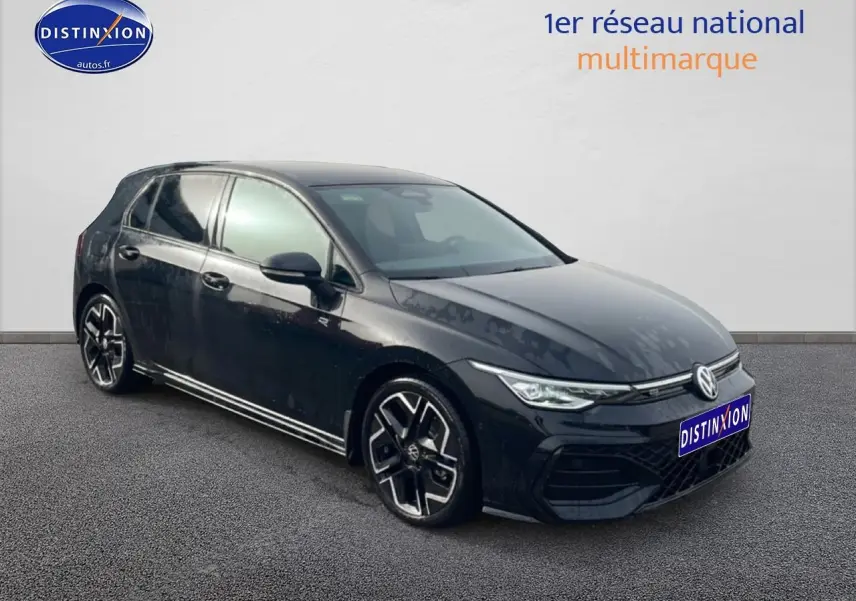 Volkswagen Golf 1.5 etsi evo2 R-Line noire vue 3/4 avant avec jantes alu distinctives.